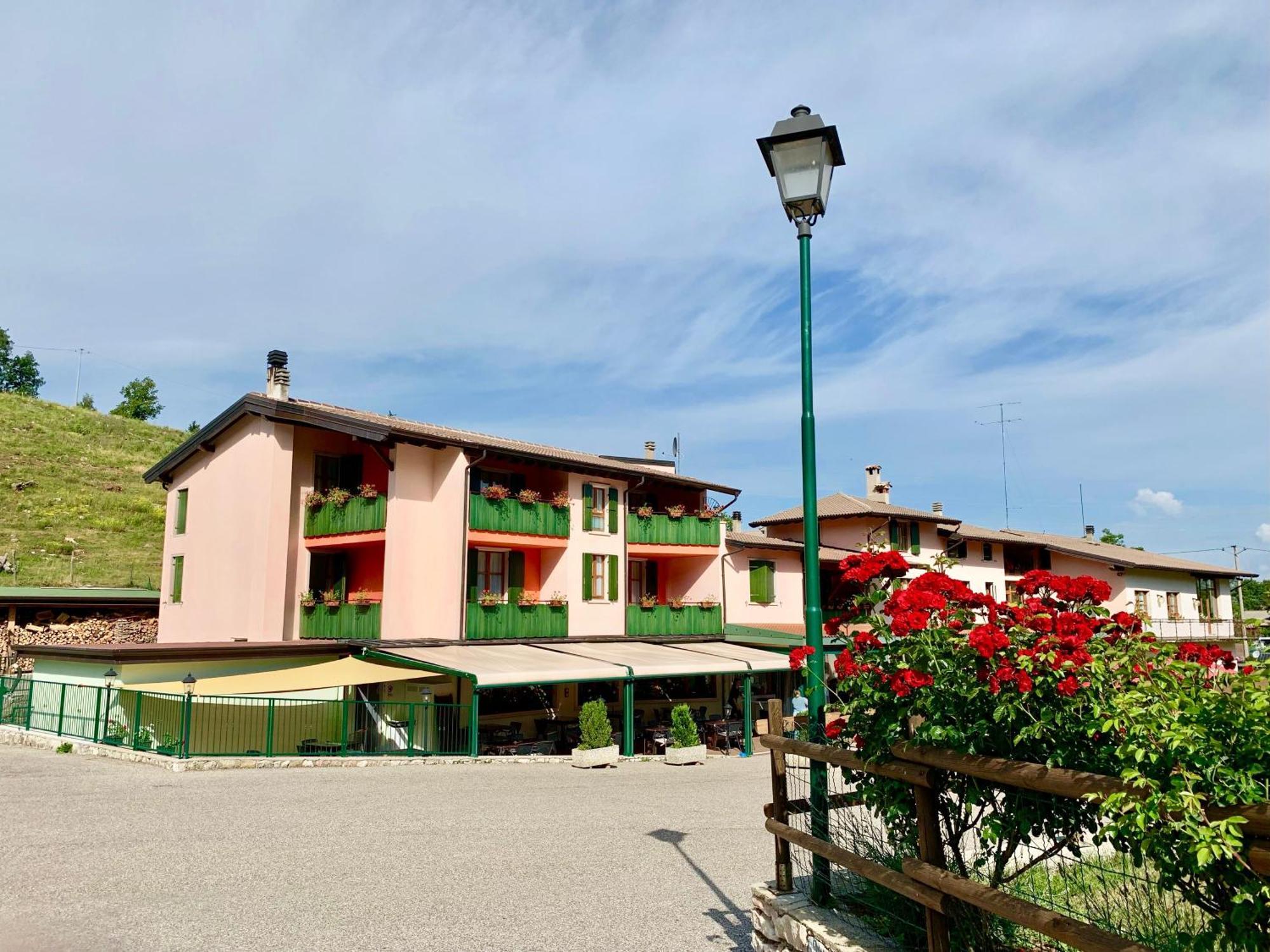 Hotel Edelweiss San Zeno di Montagna Exterior foto